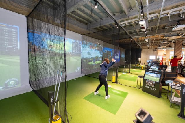 インドアゴルフ練習場の様子