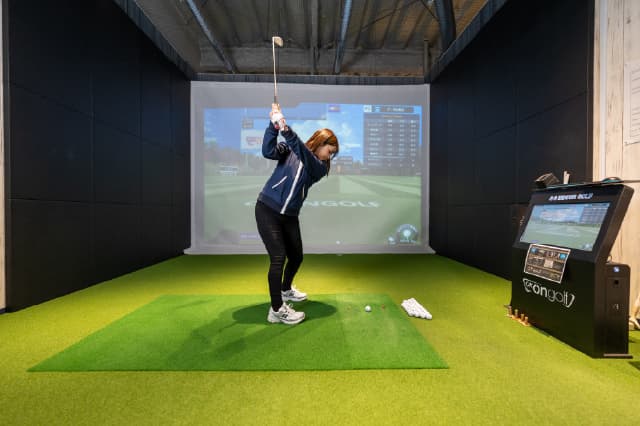 個室シミュレーションゴルフ打席の様子