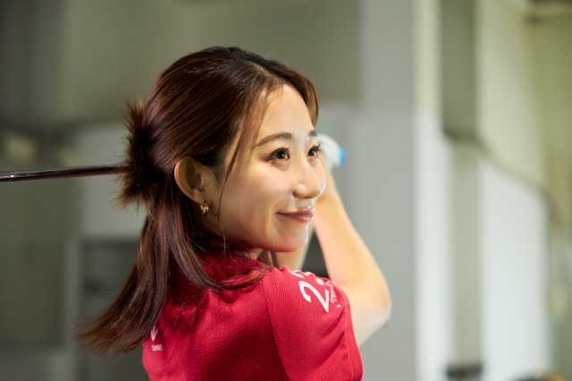 ゴルフレッスンを受けている女性の様子