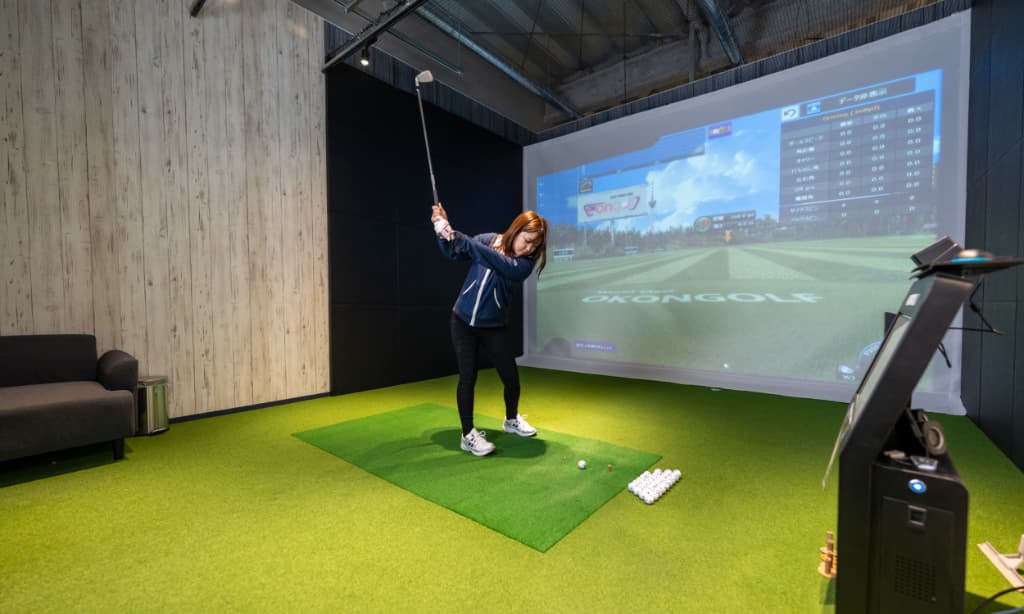 ゴルフ練習やゴルフレッスンをしている人