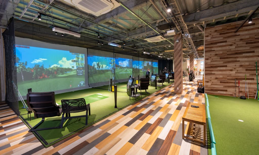 ゴルフ練習やゴルフレッスンをしている人