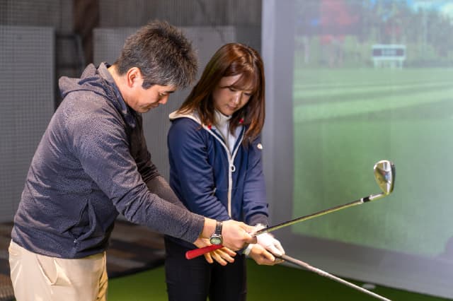 ゴルフレッスンをしている様子