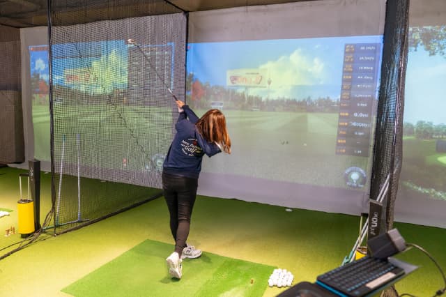 シミュレーションゴルフが並んでいる打席