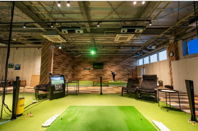 シミュレーションゴルフ打席とパターエリアの様子