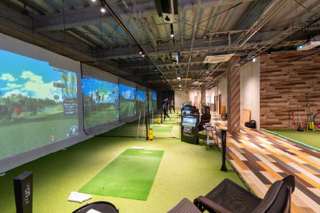 インドアゴルフ練習場の様子