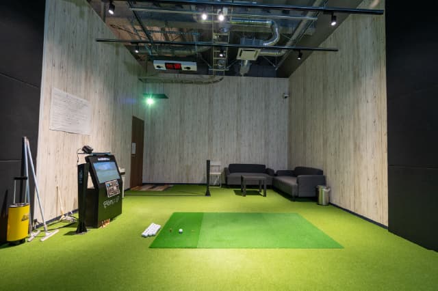 個室のインドアゴルフ練習場の様子