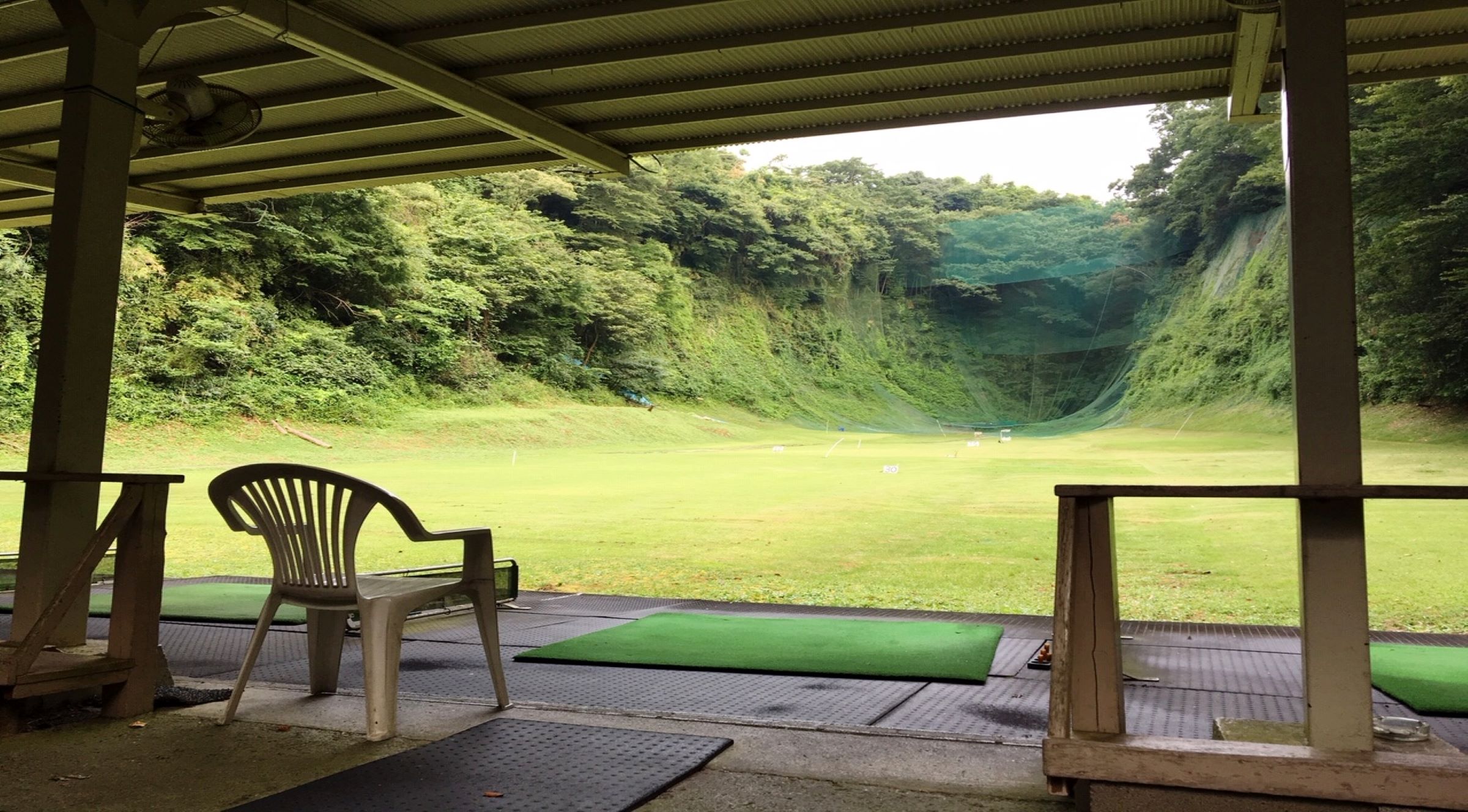 松田ゴルフ練習場｜天然ロケーション×コースボールでリアルな打感を楽しめる老舗レンジ